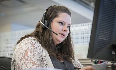 How do tech support workers handle difficult and frustrated customers?